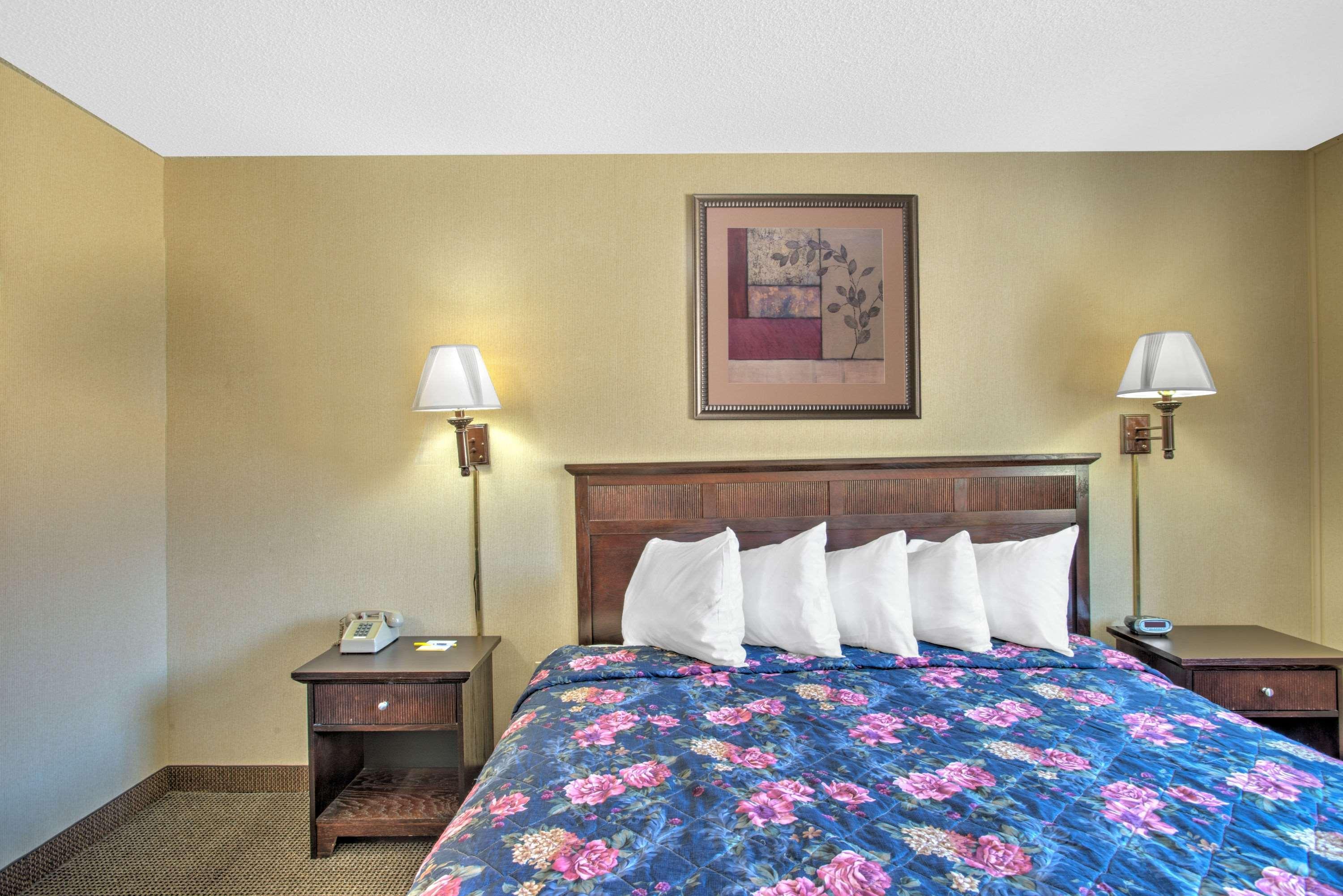 Days Inn By Wyndham Auburn/Finger Lakes Region Exterior photo