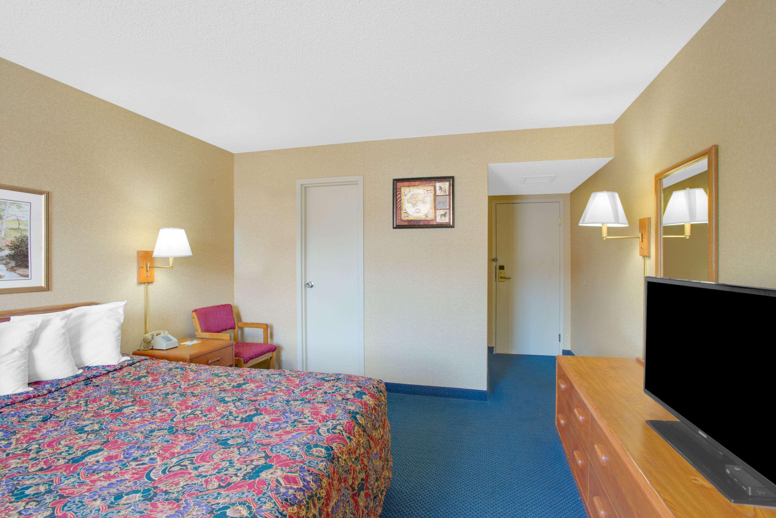 Days Inn By Wyndham Auburn/Finger Lakes Region Exterior photo