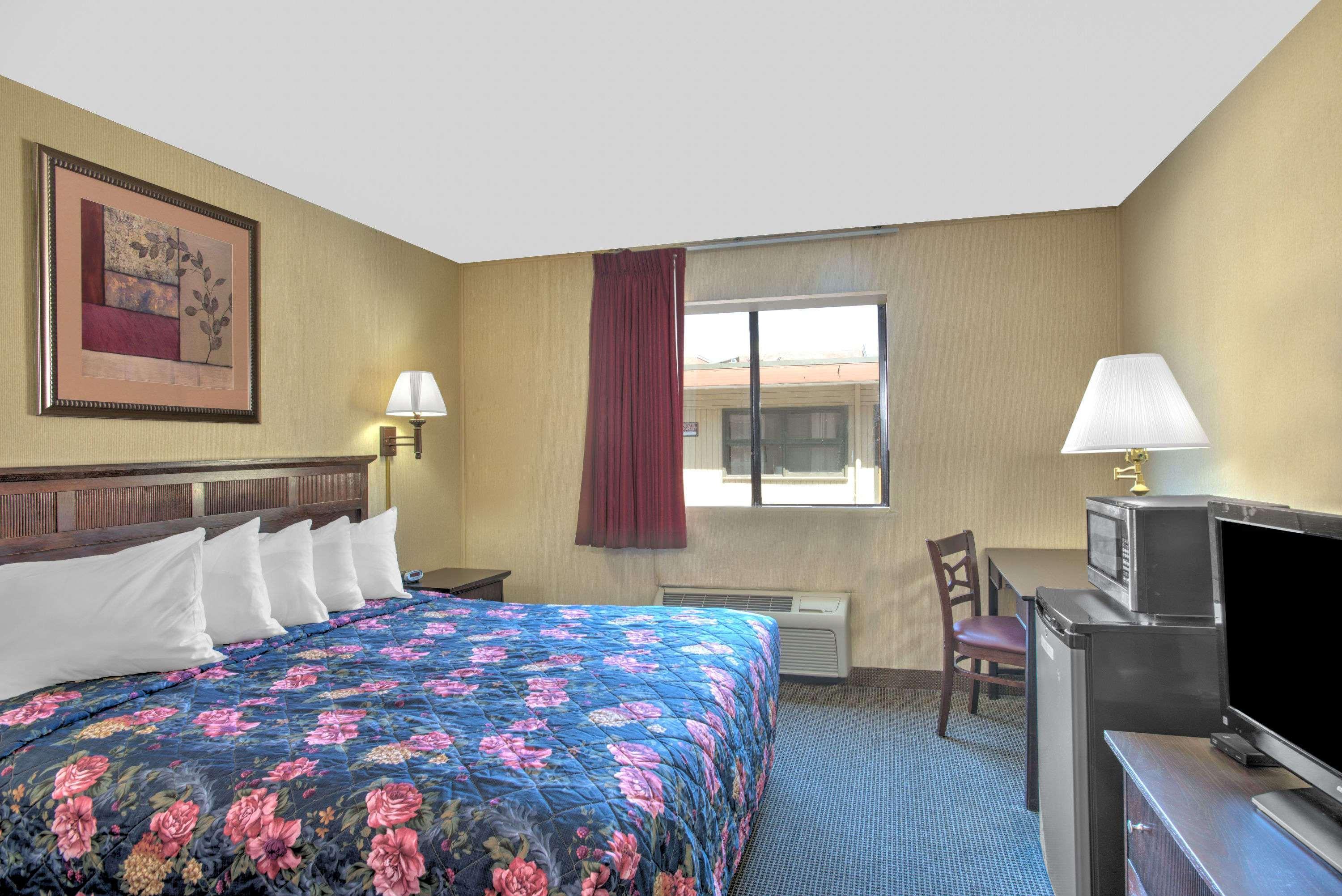 Days Inn By Wyndham Auburn/Finger Lakes Region Exterior photo