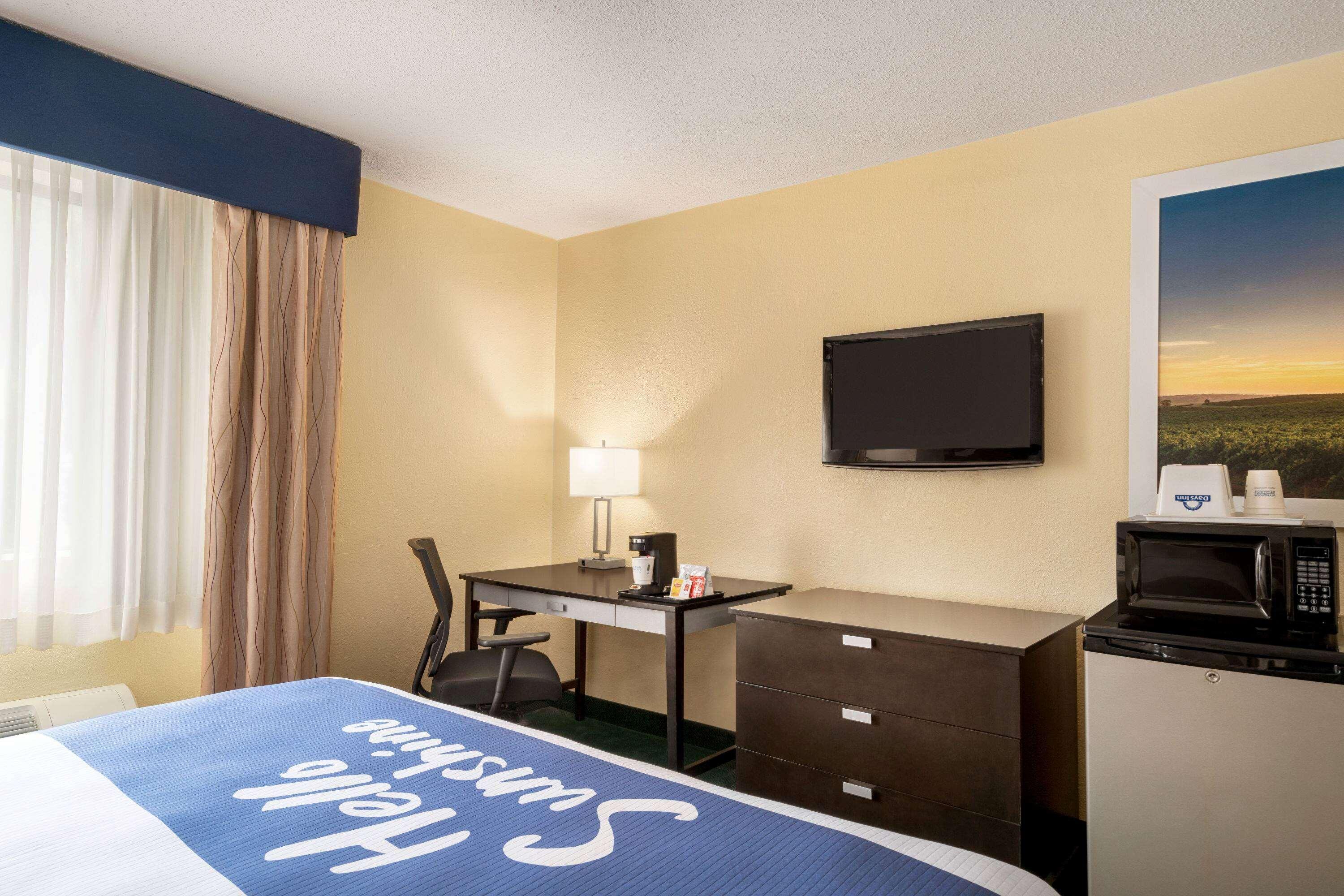 Days Inn By Wyndham Auburn/Finger Lakes Region Exterior photo