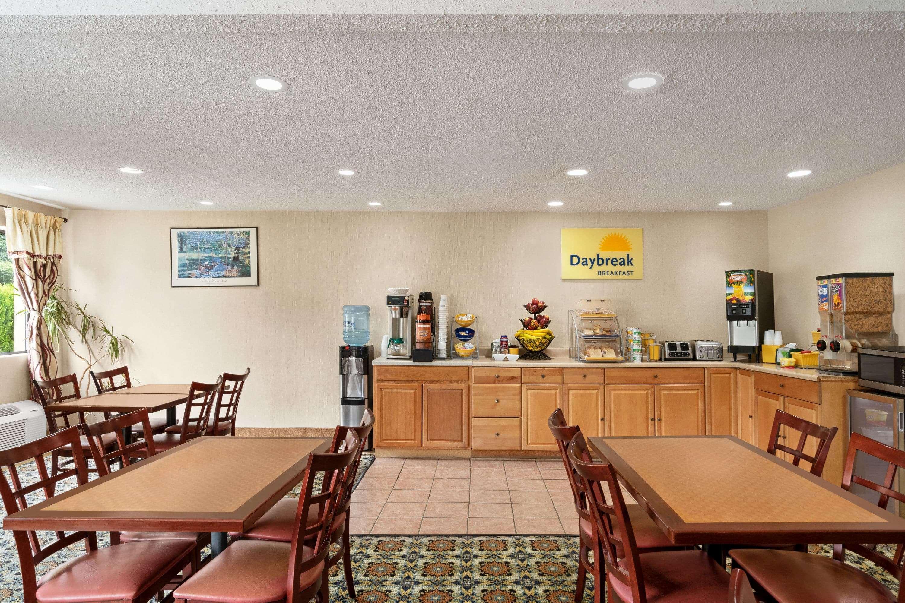 Days Inn By Wyndham Auburn/Finger Lakes Region Exterior photo