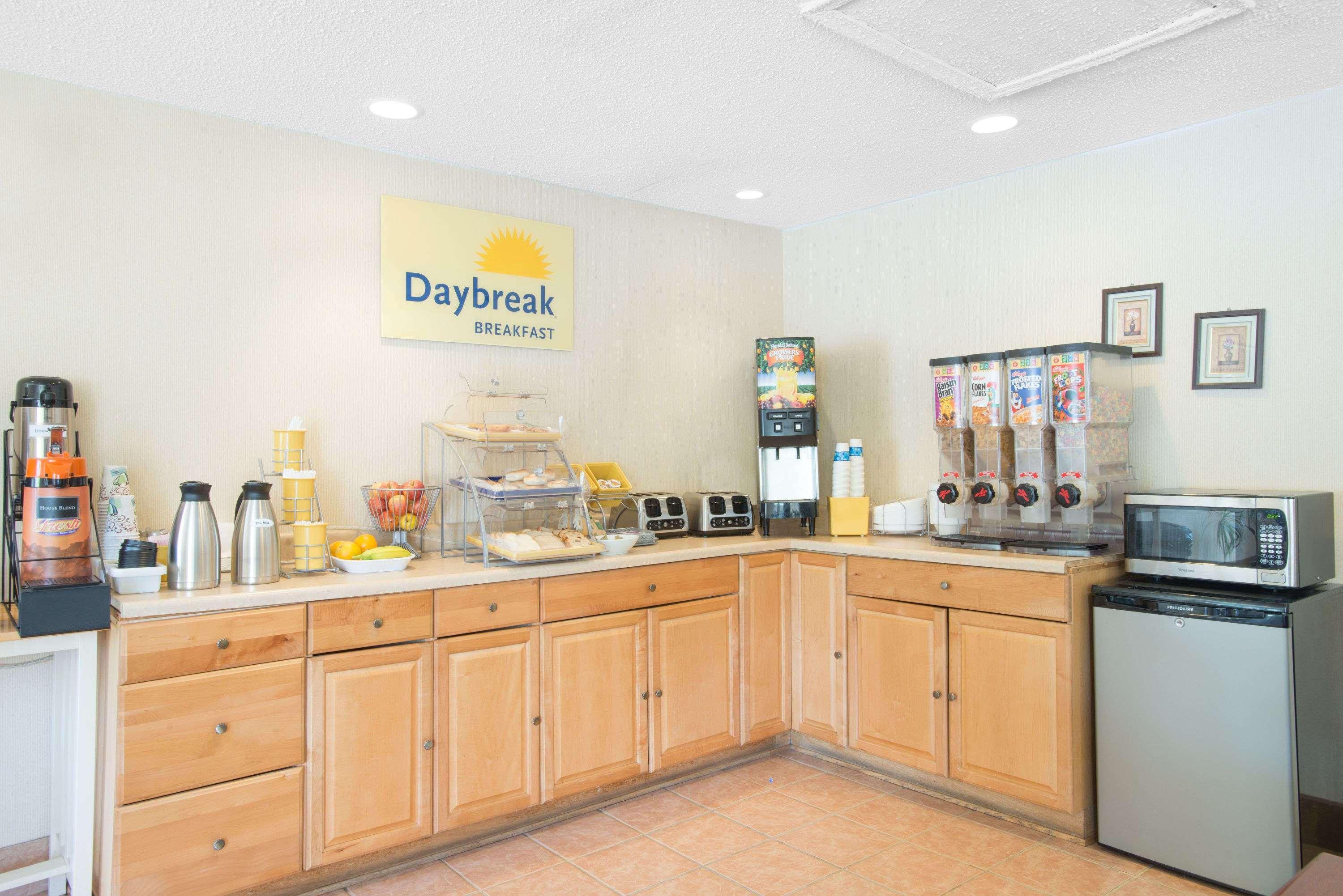 Days Inn By Wyndham Auburn/Finger Lakes Region Exterior photo